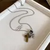 Collar de Piedra Ojo de Tigre Melard: Una pieza lujosa y sofisticada, perfecta para usar en capas con suéteres en otoño e invierno. Un accesorio versátil y moderno, disponible para venta al por mayor