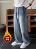 Jeans Retro de Dobladillo Curvo para Hombre 2026 Nuevos de Corte Holgado Juveniles Forrados de Polar Casual de Invierno Rectos Versátiles de Pierna Ancha