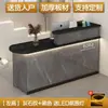 Caixa registradora simples e moderna com iluminação ecológica, gavetas de grau E1 e um balcão de bar adequado para pequenas lojas de roupas e salões de beleza.