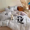 Juego de cuatro piezas de algodón lavado con dibujos animados, bordado de toalla tridimensional estilo INS, lindo juego de tres piezas de algodón puro para dormitorio infantil