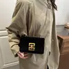2025 Nuevo Bolso Cuadrado Pequeño de Moda Retro Versátil para Mujer de Color Sólido con Hebilla de Cierre Texturizada para Llevar Cruzado y al Hombro