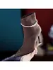 Botas Curtas de Salto Alto Bico Fino para Mulheres no Outono e Inverno Novo Estilo Salto Agulha Strass Uma Linha com Zíper Lateral Camurça Elegante Versátil Moda Botas