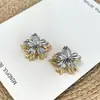 Brincos de tarraxa florais únicos em contraste de ouro e prata retrô para mulheres, versáteis e elegantes com um toque de luxo, brincos de pino de prata, acessórios de orelha estilosos e sofisticados