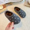 Mules sin cordones de lunares para niñas, nuevo estilo otoño 2026, slip-ons de suela plana estilo Birkenstock para niños pequeños y niños pequeños