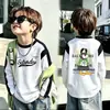 Camiseta de manga comprida com blocos de cor e retalhos para meninos, estilo primavera e outono, coleção de outono infantil, para meninos mais velhos, camiseta com manga raglan, blusa de modelagem solta