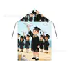 Un Conjunto de Fábrica Hecho a Medida para Niños y Niñas para Actuaciones y Fotos de Temporada de Graduación, con una Capa con Capucha y Cordones