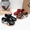 Zapatos para niñas 2026 otoño nuevo zapatillas deportivas infantiles casuales ligeras para niñas moda rojo zapatos de entrenamiento alemanes