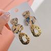 Aretes nuevos de cerámica suave geométrica con lámina de oro, moda de alto sentido del diseño, aretes para mujer, fabricantes de aretes al por mayor