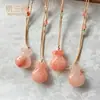 Collar Colgante de Seda Dorada Flor de Durazno Jade Nube Rosa Paz con Colgante de Pata de Gato y Diseño Floral