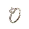 Anillo de Zirconia de Cuatro Garras, Estilo Lujo Ligero y Sencillo para Mujer, Único y Elegante, Exquisito para el Uso Diario, Joyería de Mano de Diseño Versátil y Único