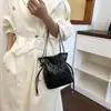 Bolso acolchado con cadena de alto valor estético, Bolso tipo cubo a la moda, Nuevo estilo versátil, Bolso de hombro moderno y elegante para el trabajo