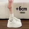 Sapatos brancos de couro macio com sola grossa, super bonitos, para mulheres, super populares na Primavera de 2026, tênis casuais esportivos versáteis, sapatos que aumentam a altura