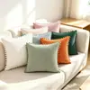 Capas de almofada lisas com trama de corrente, design simples e moderno, com acabamento de pompons e borda de veludo cotelê, direto do fabricante
