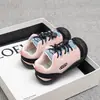 Zapatillas para niñas 2026 primavera y otoño nuevo antideslizantes versátiles zapatos para bebé zapatos de papá de moda para niños pequeños zapatos casuales suela suave