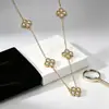 Elegante collar de trébol de cuatro hojas de la suerte incrustado con diamantes, nicho de lujo ligero, moda transfronteriza versátil, collar de acero de titanio que no se decolora para mujer