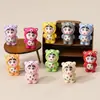 Oso de Fresa de Color Sólido Popular Shin-Chan Dibujo Animado Figura Linda Caja de Regalo Adornos de Resina Accesorios DIY Decoraciones para Coche Venta al por Mayor Ins
