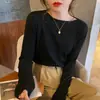 Camisa básica de tricô branca estilosa para outono e inverno para mulheres, de manga longa, modelagem solta, versátil, suéter pullover macio e aconchegante.