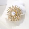 Broche de perlas de girasol de alta calidad para mujer, elegante broche de circonita para chaqueta de traje, accesorio para suéter que combina con todo.