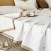 Cubrecama Acolchado de Algodón Arrugado de Doble Cara Estilo Coreano con Bordado, Juego de Tres Piezas, Suave y Amigable con la Piel para Dormir Directamente en la Cama