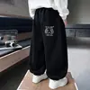 Pantalones de primavera y otoño para niños con cachorro bordado en el bolsillo trasero, pantalones casuales elegantes y geniales de estilo coreano para niños, pantalones largos para bebés y niños pequeños