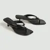 Chanclas de tacón alto transfronterizas europeas y americanas al por mayor para mujer, nuevo estilo de playa de verano con tacones finos, tacones altos, tira de dedo con perlas, sandalias elegantes