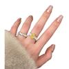 Librito Rojo mismo estilo alto carbono diamante amarillo twist anillo de fritilaria blanca alta calidad versátil elegante anillo simple