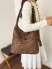 Bolsa Feminina Suede Pelúcia Estampa de Leopardo Retro Estilo Preguiçoso Nova Outono/Inverno 2026 Bolsa Tote Grande Capacidade Bolsa de Ombro para o Dia a Dia