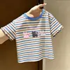 Camiseta Infantil 100% Algodão Verão Listrada Manga Curta 2026 Novo Estilo Desenho Animado Fofa Gola Redonda Moderna Top Camiseta para Meninos e Meninas