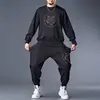 Conjunto casual de otoño: una sudadera elegante de manga larga con cuello redondo y estampado combinada con pantalones jogger de cintura alta con cordón