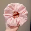 Scrunchie de cuadros en bloques de colores azul y morado suave, simple y versátil para coletas bajas de niñas, adecuado para el uso diario y como un pequeño accesorio para el cabello