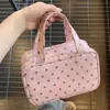 Bolsa de Maquiagem Portátil Personalizada com Bolinhas para Mãos Feminina Grande Capacidade Armazenamento de Três Camadas À Prova d'Água Necessaire de Viagem Pode Ser Fixada na Alça da Mala