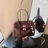 Bolsa feminina de alta qualidade 2026 novo modelo com pingente, bolsa transversal, bolsa de ombro de grande capacidade, bolsa tote versátil para o dia a dia, comércio exterior