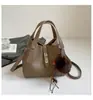 Bolsa de Mão Tipo Balde Texturizada de Nicho High-End para Mulheres, Novo Estilo Coreano Versátil Casual para Ombro Transversal Inverno 2025