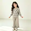 Conjunto Novo de Suéter e Calça de Tricô para Meninas Outono/Inverno 2026, Estilo Coreano Suéter de Bolinhas com Gola Reversível e Calça de Tricô para Bebê