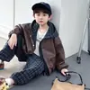 Jaqueta de couro masculina, modelo primavera e outono, novo design estiloso de 2026 para meninos bonitos, streetwear moderno para crianças pequenas, roupas de outono para crianças