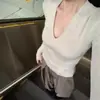 Suéter de punto liso de manga larga con cuello en V simple para mujer, nueva camisa básica ajustada de otoño e invierno, top elegante y versátil