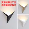 Lámpara de Pared Triangular de Hierro Creativo con Forma Especial Lámpara de Pared LED Simple para Dormitorio Estudio Habitación de Hotel Mesita de Noche Cabezal de Espejo