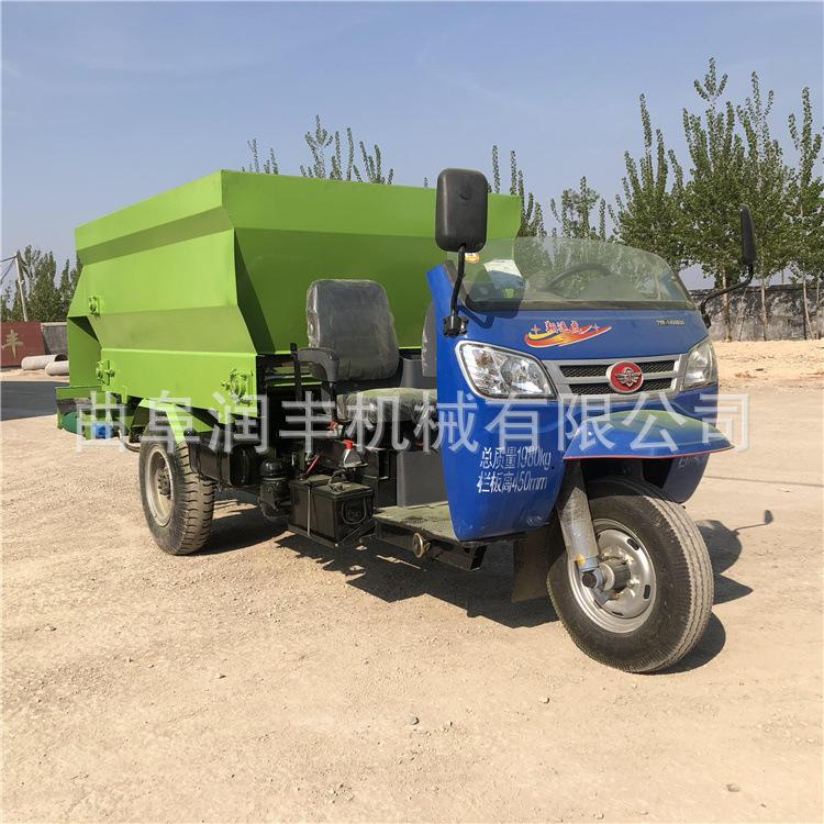 饲料撒料车