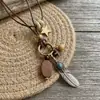 Novo colar longo estilo chinês vintage inspirado em Zen com pena, corrente ajustável para suéter em camadas com pingente redondo boêmio da moda
