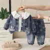 Conjunto de Mezclilla con Pétalos para Niñas Estilo 2026 Otoño, Conjunto de Tres Piezas Tendencia y Moda Estilo Coreano para Niñas Pequeñas al por Mayor