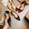 Sapatos Baixos de Bico Fino Versáteis com Recorte Lateral, Estilo Novo Primavera e Outono 2025, Solado Preto para Mulheres, Sapatos de Salto Alto Discretos Elegantes Estilo Francês na Cor Nude