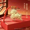 Colgante dorado con tema de oveja, oveja del zodiaco en pan de oro, cadena para teléfono de hilo rojo, colgante para bolso, accesorios del año de la oveja, regalos personalizados