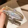 Pulseira de Flor em Zircônia Banhada a Ouro Real com Fivela Dupla Vazada, Toque de Luxo Leve de Alta Qualidade, Joia de Mão de Designer Exclusiva