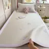 2026 Nuevo Modelo de Polietileno Jacquard Lindo Alfombrilla Fresca de Frijol para Dormitorio de Estudiante Alfombrilla Plana para Cama