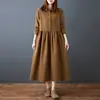 Foto real da nova coleção de outono de 2026: vestido longo feminino moderno plus size com design de pequenas folhas e botão de jade, efeito emagrecedor e uma gola estilosa