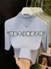 Novo top verde estilo europeu, que reduz a idade, moderno e elegante para mulheres, perfeito para o outono; uma camada base de manga curta ou uma camiseta de gola alta baixa