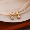 Pendientes de aguja plateada con cruz francesa retro de perla color champán, estilo antiguo, ligeros, de lujo, de alta gama, estilo socialité para mujer.