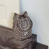 Bolso Cubo con Remaches para Mujer 2025 Otoño Nueva Moda Textura Simple Estilo Extranjero de Nicho Lujo Accesible Bolso Cruzado