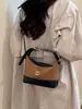 Pequena bolsa de retalhos fosca estilo Chanel, apresentando um padrão de losangos com estampa de leopardo na cor Maillard, uma corrente sofisticada e um design mini de ombro/transversal.