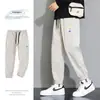 Calças casuais esportivas de seda gelada para o verão masculino, calças respiráveis da moda, calças jogger finas estilo Hong Kong masculino, calças curtas de verão